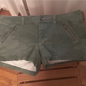 American Eagle Outfitters-Utility Shorts in Olive Green Camo Print